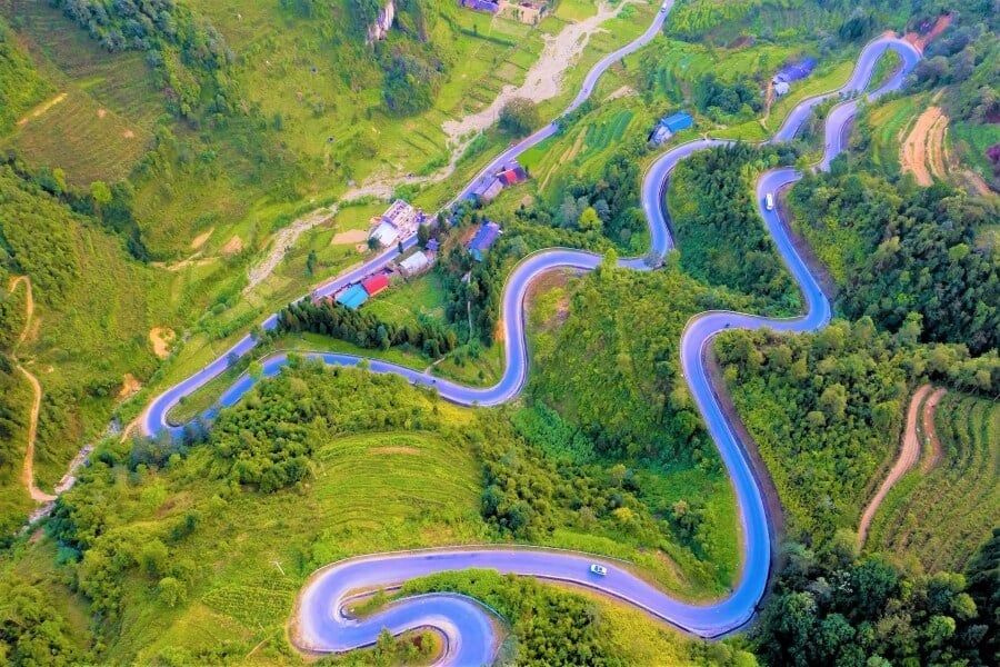 Winding Road in Ma Pi Leng Pass