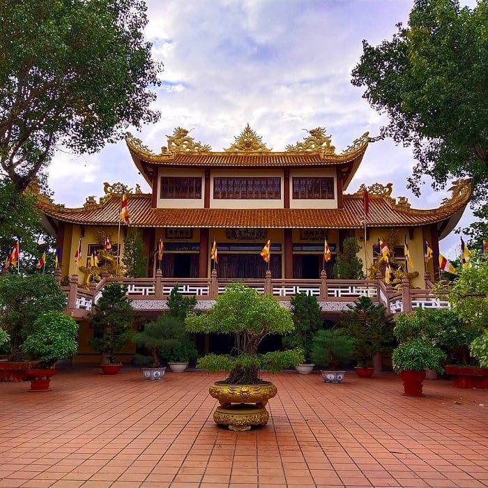 Phap Lam Pagoda Roof Details